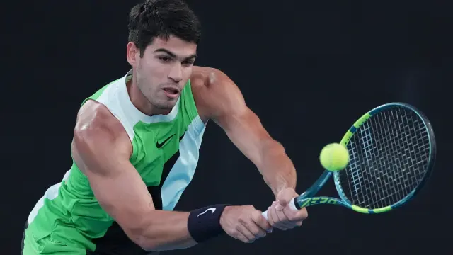 Alcaraz en pleno juego contra Djokovic