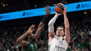 Hezonja lanzando la pelota