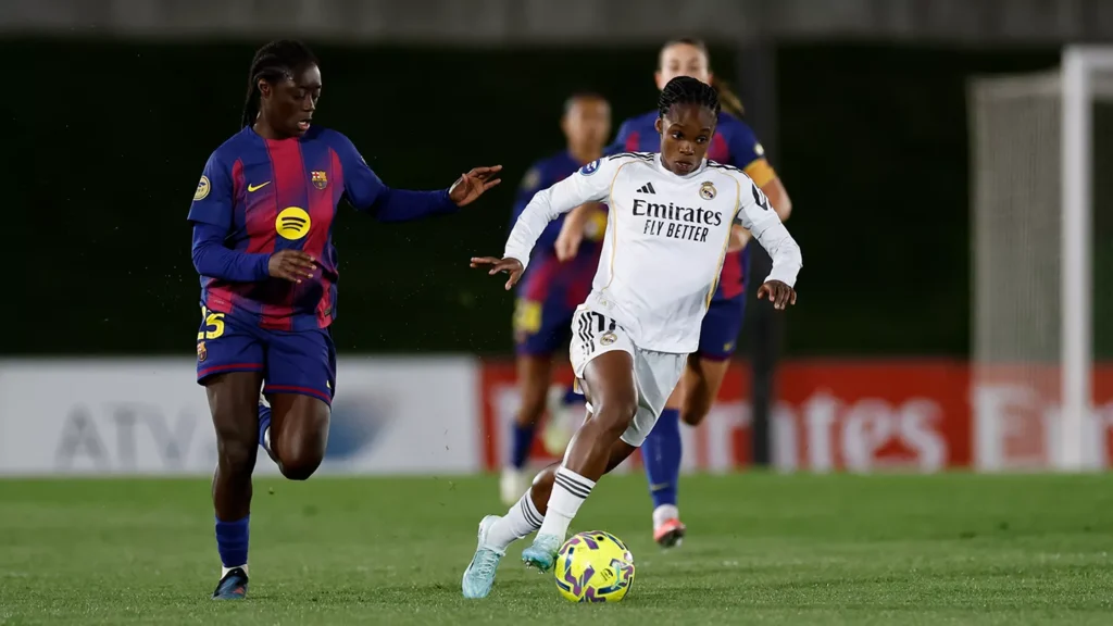 Linda Caicedo dejando atras a sus rivales